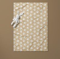 Beiger, kuschelweicher Fleecestoff, präsentiert mit weißen Bärchen, Äpfeln, Birnen und kleinen Motiven als kindliches Design, 1,45 m breit -  großflächig ausgebreitet mit Kuscheltier am Rand