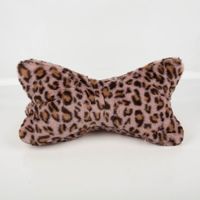 Magma Leseknochen Nackenkissen aus Plüsch, Leo-Muster in Rosa, ergonomische Knochenform, weich gepolstert, Maße 42×22×22 cm, vielseitig als Lese- und Stützkissen geeignet - Nahaufnahme
