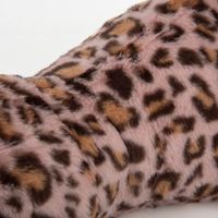 Magma Leseknochen Nackenkissen aus Plüsch, Leo-Muster in Rosa, ergonomische Knochenform, weich gepolstert, Maße 42×22×22 cm, vielseitig als Lese- und Stützkissen geeignet - Detailaufnahme