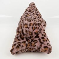 Magma Leseknochen Nackenkissen aus Plüsch, Leo-Muster in Rosa, ergonomische Knochenform, weich gepolstert, Maße 42×22×22 cm, vielseitig als Lese- und Stützkissen geeignet - von Hinten