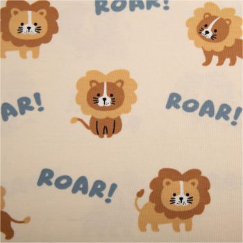 Weicher Baumwolljersey mit niedlichem Löwenmotiv und Schriftzug ‚ROAR!‘ auf ecrufarbenem Hintergrund – verspielt in Szene gesetzt für Kinderkleidung, Shirts und Pumphosen - Nahaufnahme