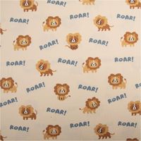 93028-Jersey-Stoff-Baumwolljersey-Loewen-ROAR--ecru-1-48-m-Breite-IMG-1682.jpg Weicher Baumwolljersey mit niedlichem Löwenmotiv und Schriftzug ‚ROAR!‘ auf ecrufarbenem Hintergrund – verspielt in Szene gesetzt für Kinderkleidung, Shirts und Pumphosen - Vollansicht
