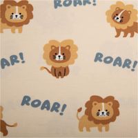 93028-Jersey-Stoff-Baumwolljersey-Loewen-ROAR--ecru-1-48-m-Breite-IMG-1683.jpg Weicher Baumwolljersey mit niedlichem Löwenmotiv und Schriftzug ‚ROAR!‘ auf ecrufarbenem Hintergrund – verspielt in Szene gesetzt für Kinderkleidung, Shirts und Pumphosen - Nahaufnahme