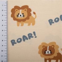 93028-Jersey-Stoff-Baumwolljersey-Loewen-ROAR--ecru-1-48-m-Breite-IMG-1684.jpg Weicher Baumwolljersey mit niedlichem Löwenmotiv und Schriftzug ‚ROAR!‘ auf ecrufarbenem Hintergrund – verspielt in Szene gesetzt für Kinderkleidung, Shirts und Pumphosen - mit Massband