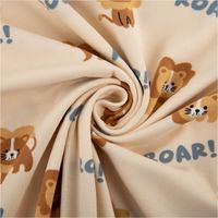 93028-Jersey-Stoff-Baumwolljersey-Loewen-ROAR--ecru-1-48-m-Breite-IMG-1685.jpg Weicher Baumwolljersey mit niedlichem Löwenmotiv und Schriftzug ‚ROAR!‘ auf ecrufarbenem Hintergrund – verspielt in Szene gesetzt für Kinderkleidung, Shirts und Pumphosen - kunstvoll eingedreht in Falten