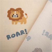 93028-Jersey-Stoff-Baumwolljersey-Loewen-ROAR--ecru-1-48-m-Breite-IMG-1686.jpg Weicher Baumwolljersey mit niedlichem Löwenmotiv und Schriftzug ‚ROAR!‘ auf ecrufarbenem Hintergrund – verspielt in Szene gesetzt für Kinderkleidung, Shirts und Pumphosen - mit Rueckseite