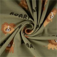 Weicher Baumwolljersey mit Löwenmotiv und Schriftzug ‚ROAR!‘ auf olivgrünem Hintergrund – kindgerecht gestaltet, ideal für Shirts, Leggings und Babybekleidung - kunstvoll eingedreht in Falten
