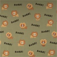 93029-Jersey-Stoff-Baumwolljersey-Loewen-ROAR--gruen-1-48-m-Breite-IMG-1688.jpg Weicher Baumwolljersey mit Löwenmotiv und Schriftzug ‚ROAR!‘ auf olivgrünem Hintergrund – kindgerecht gestaltet, ideal für Shirts, Leggings und Babybekleidung - Vollansicht