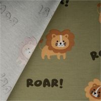 93029-Jersey-Stoff-Baumwolljersey-Loewen-ROAR--gruen-1-48-m-Breite-IMG-1693.jpg Weicher Baumwolljersey mit Löwenmotiv und Schriftzug ‚ROAR!‘ auf olivgrünem Hintergrund – kindgerecht gestaltet, ideal für Shirts, Leggings und Babybekleidung - mit Rueckseite