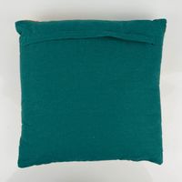 Modernes Dekokissen begeistert durch ein abstraktes Geometrie-Muster in kräftigen Farben wie Petrol, Senfgelb und Rostrot auf einem hellen, strukturierten Grund. Das nachhaltige Kissen aus recycelten Fasern im Format 45 x 45 cm setzt lebendige Akzente - Ru