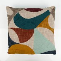93032-Kissen-Geometrie-Struktur-bunt-aus-recycelten-Fasern-45x45cm-IMG-2148.jpg Modernes Dekokissen begeistert durch ein abstraktes Geometrie-Muster in kräftigen Farben wie Petrol, Senfgelb und Rostrot auf einem hellen, strukturierten Grund. Das nachhaltige Kissen aus recycelten Fasern im Format 45 x 45 cm setzt lebendige Akzente - Vo