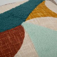93032-Kissen-Geometrie-Struktur-bunt-aus-recycelten-Fasern-45x45cm-IMG-2150.jpg Modernes Dekokissen begeistert durch ein abstraktes Geometrie-Muster in kräftigen Farben wie Petrol, Senfgelb und Rostrot auf einem hellen, strukturierten Grund. Das nachhaltige Kissen aus recycelten Fasern im Format 45 x 45 cm setzt lebendige Akzente - De