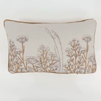 93033-Kissen-mit-Graesern-und-Jute-Applikation-Kederumrandung-30x50cm-weiss-IMG-2130.jpg Stilvolles Zierkissen in Weiß besticht durch seine filigranen Gräser-Motive und die hochwertige Jute-Applikation, die für einen natürlichen Look sorgt. Mit den Maßen 30 x 50 cm und einer umlaufenden Kederumrandung setzt es gemütliche Akzente - Nahaufnahme