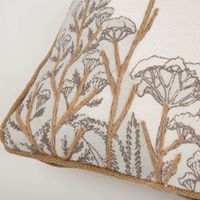 93033-Kissen-mit-Graesern-und-Jute-Applikation-Kederumrandung-30x50cm-weiss-IMG-2133.jpg Stilvolles Zierkissen in Weiß besticht durch seine filigranen Gräser-Motive und die hochwertige Jute-Applikation, die für einen natürlichen Look sorgt. Mit den Maßen 30 x 50 cm und einer umlaufenden Kederumrandung setzt es gemütliche Akzente - Detailaufnah