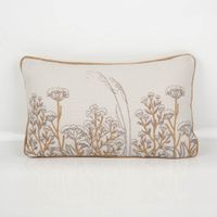 93033-Kissen-mit-Graesern-und-Jute-Applikation-Kederumrandung-30x50cm-weiss-IMG-2134.jpg Stilvolles Zierkissen in Weiß besticht durch seine filigranen Gräser-Motive und die hochwertige Jute-Applikation, die für einen natürlichen Look sorgt. Mit den Maßen 30 x 50 cm und einer umlaufenden Kederumrandung setzt es gemütliche Akzente - Vollansicht