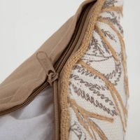 93033-Kissen-mit-Graesern-und-Jute-Applikation-Kederumrandung-30x50cm-weiss-IMG-2136.jpg Stilvolles Zierkissen in Weiß besticht durch seine filigranen Gräser-Motive und die hochwertige Jute-Applikation, die für einen natürlichen Look sorgt. Mit den Maßen 30 x 50 cm und einer umlaufenden Kederumrandung setzt es gemütliche Akzente - mit offenem