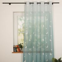93038-oesenvorhang-Voile-mit-Stickerei-Sterne-und-Monde-Farbverlauf-blau-140x260-cm-IMG-3664.jpg Ösenvorhang aus Voile mit Stickerei, 140x260 cm – halbtransparenter Stoff im blauen Farbverlauf mit weißen Mond- und Sternmotiven, silberne Ösen, verspielt-romantisch, ideal fürs Kinderzimmer - Nahaufnahme am Fenster