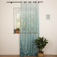 93038-oesenvorhang-Voile-mit-Stickerei-Sterne-und-Monde-Farbverlauf-blau-140x260-cm-IMG-3665.jpg Ösenvorhang aus Voile mit Stickerei, 140x260 cm – halbtransparenter Stoff im blauen Farbverlauf mit weißen Mond- und Sternmotiven, silberne Ösen, verspielt-romantisch, ideal fürs Kinderzimmer - halboffen am Fenster