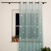 93038-oesenvorhang-Voile-mit-Stickerei-Sterne-und-Monde-Farbverlauf-blau-140x260-cm-IMG-3679-Bearbeitet.jpg Ösenvorhang aus Voile mit Stickerei, 140x260 cm – halbtransparenter Stoff im blauen Farbverlauf mit weißen Mond- und Sternmotiven, silberne Ösen, verspielt-romantisch, ideal fürs Kinderzimmer - bei Nacht am Fenster