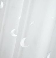 93039-oesenvorhang-Voile-mit-Stickerei-Sterne-und-Monde-Farbverlauf-natur-140x260-cm-Screenshot-2025-10-14-210601.jpg Nahaufnahme der Ösenaufhängung am naturfarbiger Voile mit Stickerei