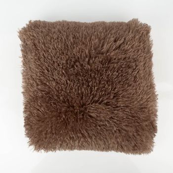 Kuschelkissen Frieda in Flokati-Schaffell-Optik, Farbe Taupe, 45x45 cm, quadratisches Dekokissen mit langflorigem, dichtem Flor, weich und voluminös für Wohnbereiche - Nahaufnahme