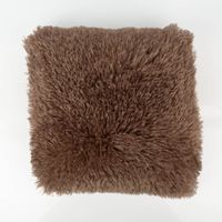 93040-Kuschelkissen-Frieda-Flokati-Schaffell-Optik-taupe-45x45cm-IMG-2035.jpg Kuschelkissen Frieda in Flokati-Schaffell-Optik, Farbe Taupe, 45x45 cm, quadratisches Dekokissen mit langflorigem, dichtem Flor, weich und voluminös für Wohnbereiche - Nahaufnahme