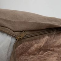 93040-Kuschelkissen-Frieda-Flokati-Schaffell-Optik-taupe-45x45cm-IMG-2045.jpg Kuschelkissen Frieda in Flokati-Schaffell-Optik, Farbe Taupe, 45x45 cm, quadratisches Dekokissen mit langflorigem, dichtem Flor, weich und voluminös für Wohnbereiche - mit geoeffnetem Reissverschluss