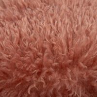 Kuschelkissen Frieda in Flokati-Schaffell-Optik, Farbe Altrosa, 45x45 cm, quadratisches Dekokissen mit langem, dichtem Flor, besonders weich, voluminös und dekorativ - Detailaufnahme des Flors