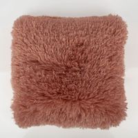 93041-Kuschelkissen-Frieda-Flokati-Schaffell-Optik-altrosa-45x45cm-IMG-2048.jpg Kuschelkissen Frieda in Flokati-Schaffell-Optik, Farbe Altrosa, 45x45 cm, quadratisches Dekokissen mit langem, dichtem Flor, besonders weich, voluminös und dekorativ - Nahaufnahme