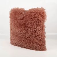 93041-Kuschelkissen-Frieda-Flokati-Schaffell-Optik-altrosa-45x45cm-IMG-2052.jpg Kuschelkissen Frieda in Flokati-Schaffell-Optik, Farbe Altrosa, 45x45 cm, quadratisches Dekokissen mit langem, dichtem Flor, besonders weich, voluminös und dekorativ - Detailaufnahme