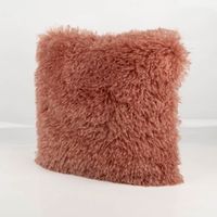 93041-Kuschelkissen-Frieda-Flokati-Schaffell-Optik-altrosa-45x45cm-IMG-2053.jpg Kuschelkissen Frieda in Flokati-Schaffell-Optik, Farbe Altrosa, 45x45 cm, quadratisches Dekokissen mit langem, dichtem Flor, besonders weich, voluminös und dekorativ - Vollansicht