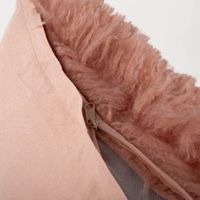 93041-Kuschelkissen-Frieda-Flokati-Schaffell-Optik-altrosa-45x45cm-IMG-2054.jpg Kuschelkissen Frieda in Flokati-Schaffell-Optik, Farbe Altrosa, 45x45 cm, quadratisches Dekokissen mit langem, dichtem Flor, besonders weich, voluminös und dekorativ - mit geoeffnetem Reissverschluss