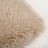 93042-Kuschelkissen-zweiseitig-Pluesch-und-Velours-dove-white-45x45cm-IMG-2088.jpg Zweiseitiges Kuschelkissen, 45x45 cm, Farbe Dove White, eine Seite flauschiger Plüsch, andere glatter Velours, quadratisch, weiches Wohnkissen mit dezenter Struktur - Kissenecke
