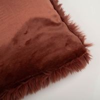 Zweiseitiges Kuschelkissen, 45x45 cm, Farbe Marsala, eine Seite flauschiger Plüsch, eine Seite glatter Velours, quadratisch, weiches Wohnkissen mit dezentem Stofflabel - Kissenecke