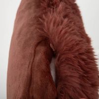 Zweiseitiges Kuschelkissen, 45x45 cm, Farbe Marsala, eine Seite flauschiger Plüsch, eine Seite glatter Velours, quadratisch, weiches Wohnkissen mit dezentem Stofflabel - mit geoeffnetem Reissverschluss