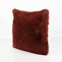 Zweiseitiges Kuschelkissen, 45x45 cm, Farbe Marsala, eine Seite flauschiger Plüsch, eine Seite glatter Velours, quadratisch, weiches Wohnkissen mit dezentem Stofflabel - seitliche Ansicht