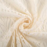 93047-Spitze-mit-Chenille-Blaetterdessin-Meterware-wollweiss-150cm-breit-IMG-1672.jpg Zarte Spitze mit Chenille-Blätterdessin in Wollweiß – edel und leicht transparent, präsentiert mit feiner Struktur für elegante Kleider, Brautmode oder stilvolle Deko - kunstvoll eingedreht in Falten