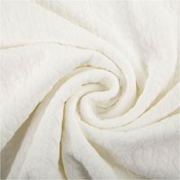 93051-Strickstoff-Zopfmuster-wollweiss-elastischer-Winterstrick-150-cm-Breite-IMG-1619.jpg Elastischer Strickstoff mit Zopfmuster in Wollweiß – weicher, wärmender Winterstrick mit plastischer Struktur, ideal für gemütliche Pullover, Strickjacken oder Wohnaccessoires - kunstvoll eingedreht in Falten
