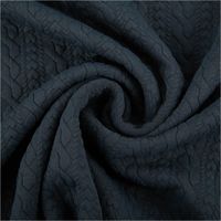 93052-Strickstoff-Zopfmuster-stahlblau-elastischer-Winterstrick-150-cm-Breite-IMG-1613.jpg Elastischer Strickstoff mit Zopfmuster in Stahlblau – weicher, dichter Winterstrick mit plastischer Struktur, ideal für modische Pullover, Cardigans oder wärmende Accessoires - kunstvoll eingedreht in Falten