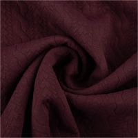 Elastischer Strickstoff mit Zopfmuster in Aubergine – wärmender, weicher Winterstrick mit plastischer Struktur, ideal für elegante Pullover, Strickjacken oder gemütliche Accessoires - kunstvoll eingedreht in Falten