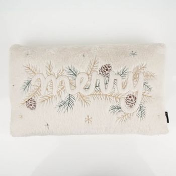 Kuschelkissen Weihnachtskissen Merry aus weißem Plüsch, 30x50 cm, weich gepolstert, mit besticktem Schriftzug „Merry“, Tannenzweigen und Zapfen, dekorativ und winterlich - Nahaufnahme