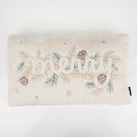 Kuschelkissen Weihnachtskissen Merry aus weißem Plüsch, 30x50 cm, weich gepolstert, mit besticktem Schriftzug „Merry“, Tannenzweigen und Zapfen, dekorativ und winterlich - Nahaufnahme