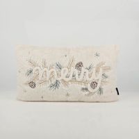 Kuschelkissen Weihnachtskissen Merry aus weißem Plüsch, 30x50 cm, weich gepolstert, mit besticktem Schriftzug „Merry“, Tannenzweigen und Zapfen, dekorativ und winterlich - Vollansicht