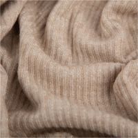 93064-Strickstoff-Rib-Jersey-mit-Viskose-Glitzereffekte-beige-150cm-Breite-IMG-1431.jpg Strickstoff Rib Jersey aus Viskose in Beige mit feinem Glitzereffekt, 150 cm breit – angenehm elastisch, weich im Griff und ideal für elegante Shirts, Kleider oder Pullover - stilvoll drapiert