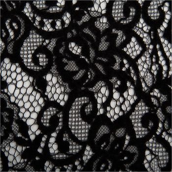 Edle Spitze mit Chenille in floralem Dessin, Schwarz – transparent und strukturiert, in Szene gesetzt mit weichem Flor für elegante Kleider, Blusen oder festliche Accessoires - Nahaufnahme