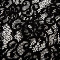 93065-Spitze-mit-Chenille-Meterware-floral-schwarz-150cm-breit-IMG-1677.jpg Edle Spitze mit Chenille in floralem Dessin, Schwarz – transparent und strukturiert, in Szene gesetzt mit weichem Flor für elegante Kleider, Blusen oder festliche Accessoires - Detailaufnahme