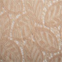 Feine Spitze mit Chenille-Blätterdessin in zartem Beige – edel strukturiert und halbtransparent, perfekt für festliche Mode, Brautaccessoires oder elegante Dekorationen - Nahaufnahme