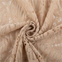 Feine Spitze mit Chenille-Blätterdessin in zartem Beige – edel strukturiert und halbtransparent, perfekt für festliche Mode, Brautaccessoires oder elegante Dekorationen - kunstvoll eingedreht in Falten
