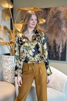 93075-Tencel-Lyocell-Twill-Stoff-uni-ockergelb-150cm-24047-034-6.jpg Model trägt Hose aus Tencel Lyocell Twill Stoff uni ockergelb – weich fallend mit feinem Glanz