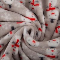 Kuschelweicher grauer Fleecestoff, präsentiert mit weißen Schneemännern, roten Schals und Schneeflocken als winterliches Stoffdesign, 1,45 m breit - kunstvoll eingedreht in Falten